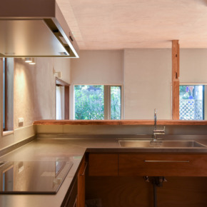 キッチンから庭方向を見る01