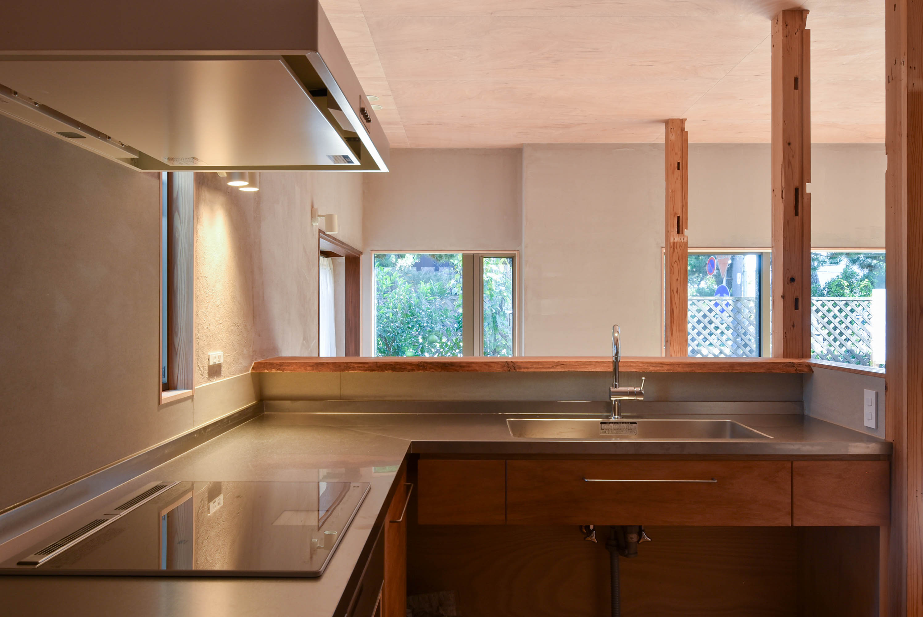 キッチンから庭方向を見る01