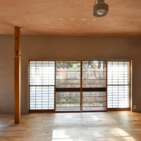 ダイニングより庭方向を見る