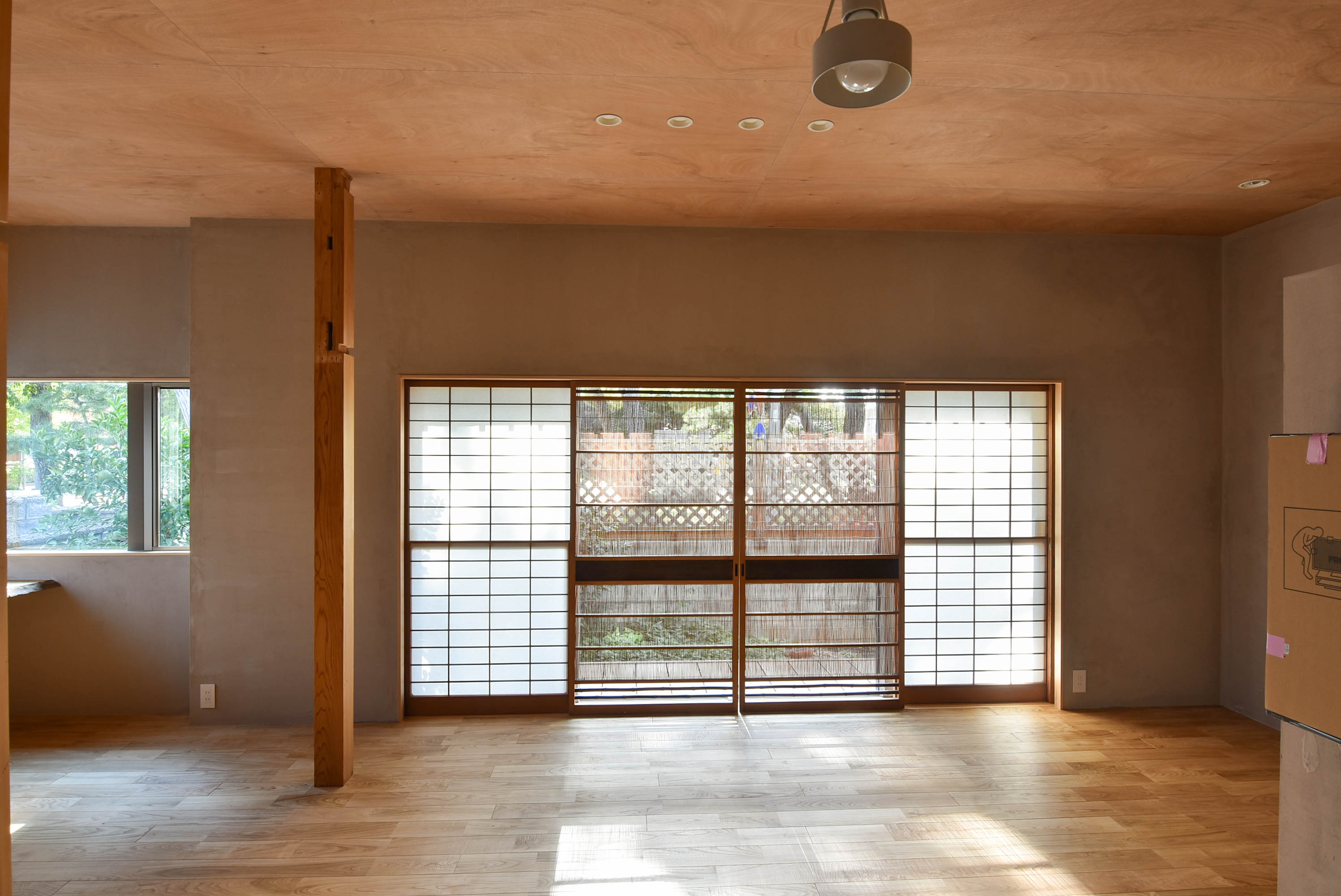 ダイニングより庭方向を見る