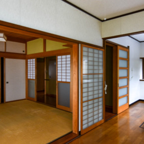 解体前_ダイニングから居間をみる01