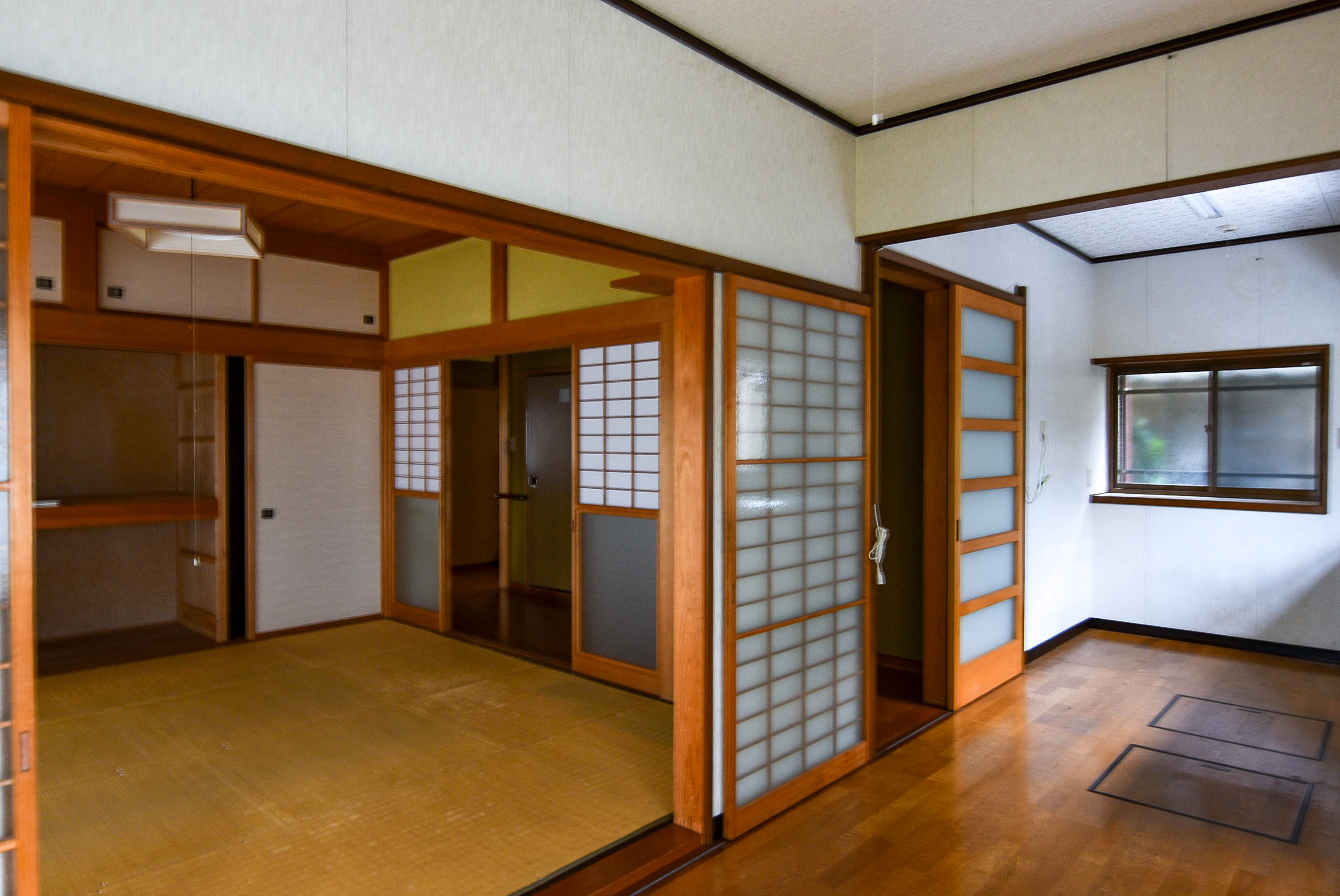 解体前_ダイニングから居間をみる01