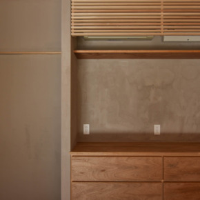 ラワン仕上げとグレー壁