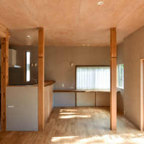 ダイニングより書斎カウンター方向を見る