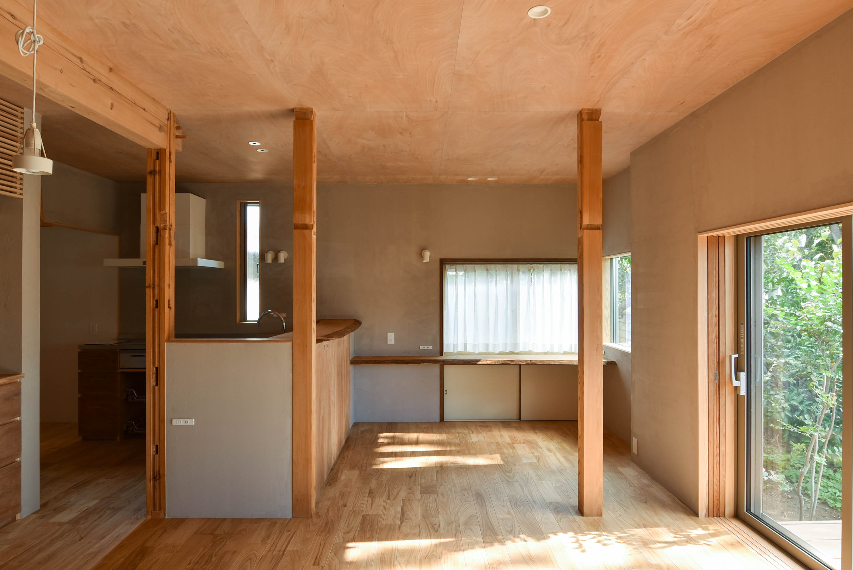 ダイニングより書斎カウンター方向を見る