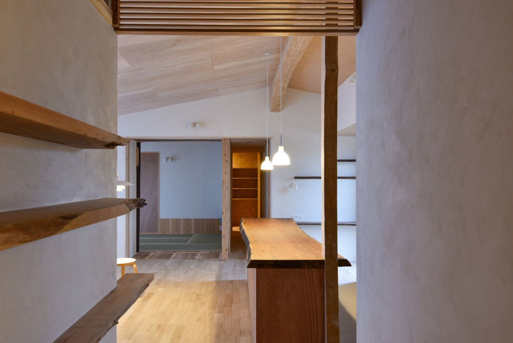 通路よりLDKを見る