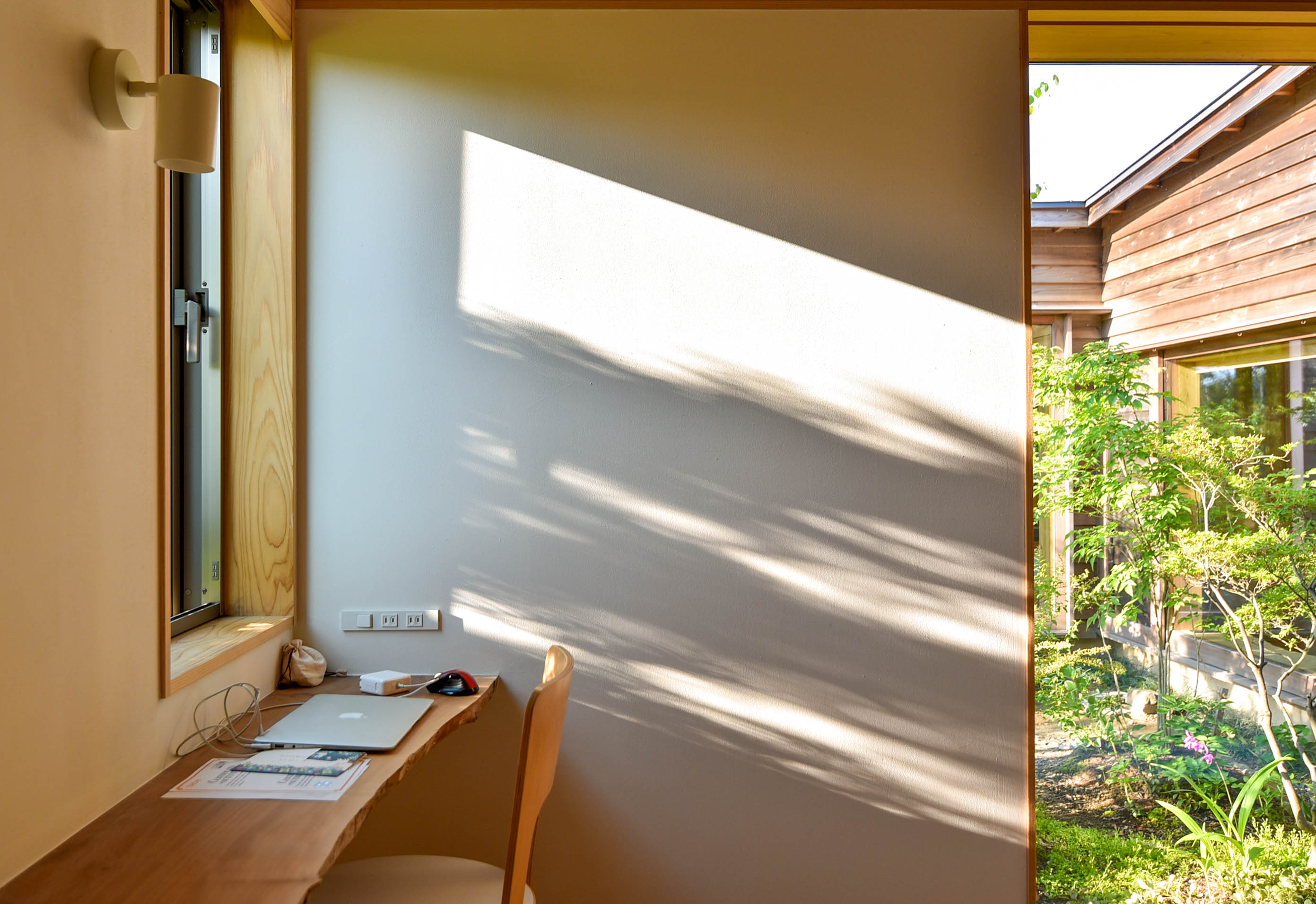 窓から差し込む朝日