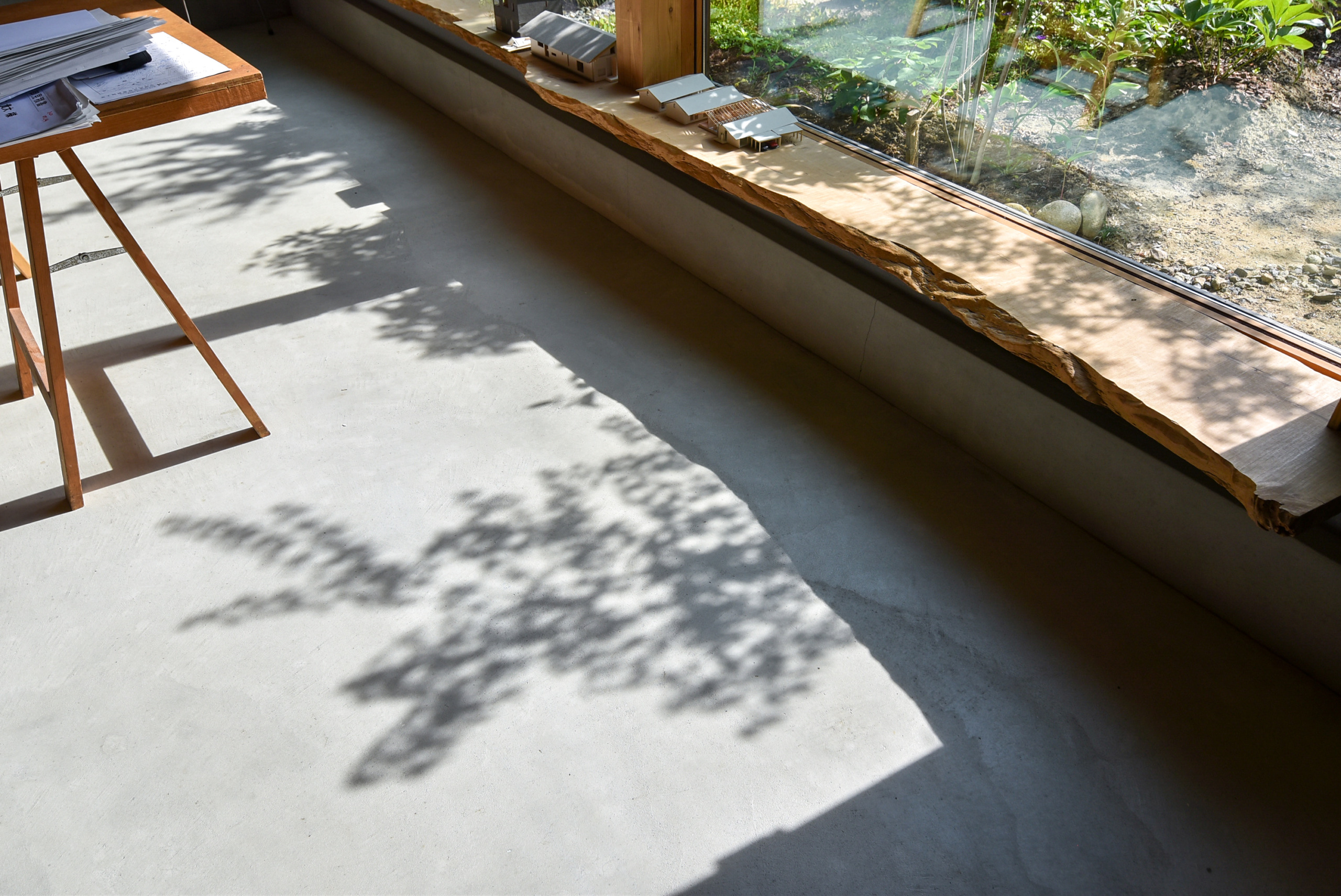 床に落ちる木の影