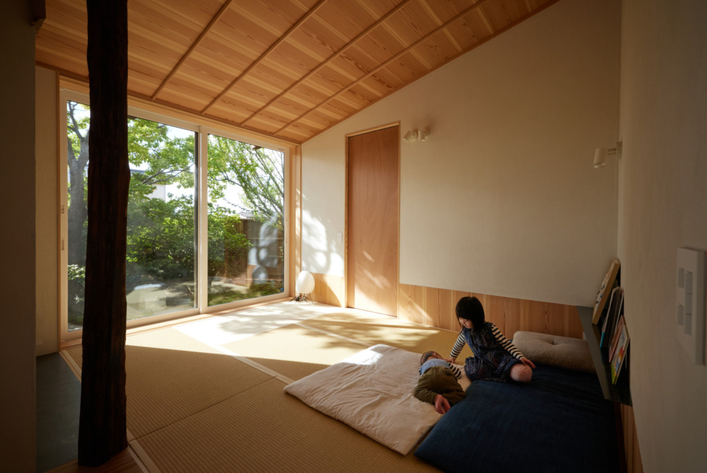 和室でくつろぐ子供たち