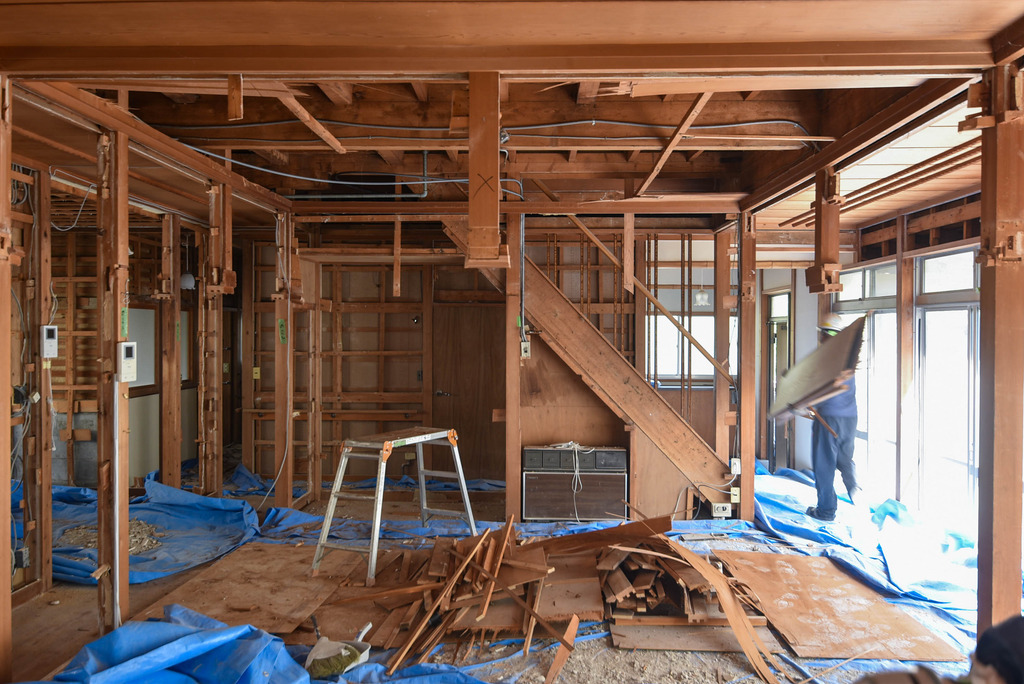 解体が進むと、これまで見えなかった柱や梁、筋交いなど、建物の実際の構造が見えてきます