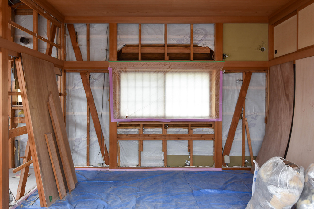 壁を解体して筋交い位置を確認